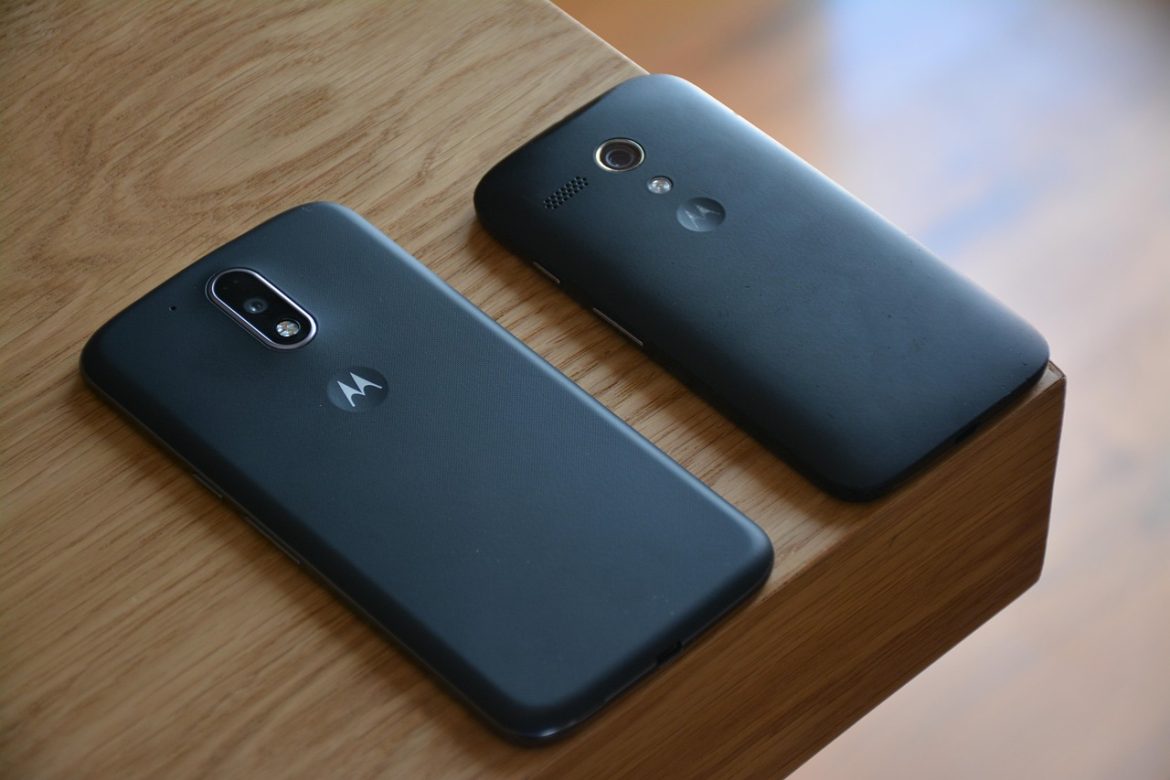 Motorola presenta Moto Buds Loop con audio firmato Bose e tocco di lusso Swarovski