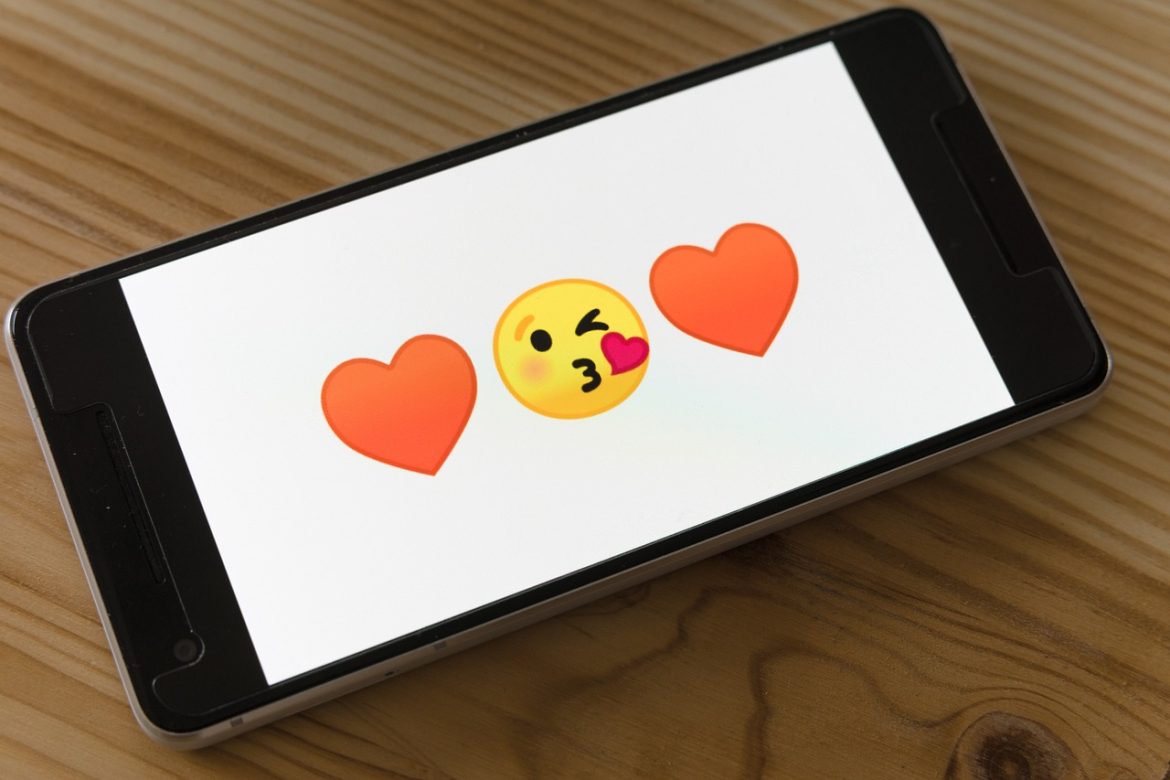Flirt digitale: le 25 emoji che aumentano le chance in amore secondo uno studio