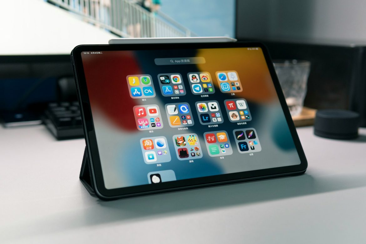 L’iPad sotto attacco su due fronti: può sopravvivere tra iPhone e MacBook?